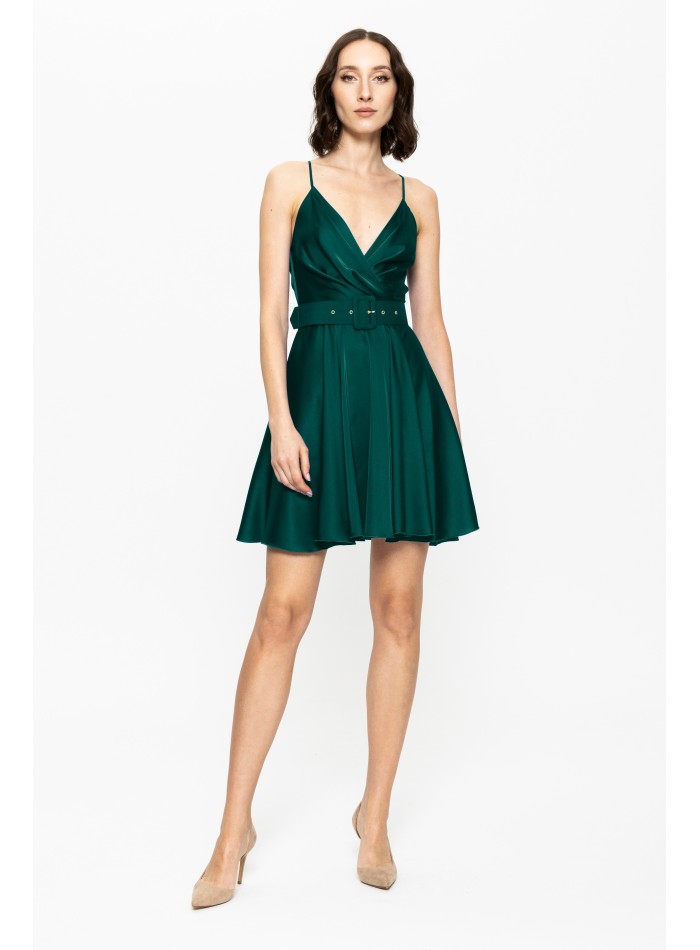 Robe courte en satin vert avec un décolleté en V pour l'invitée