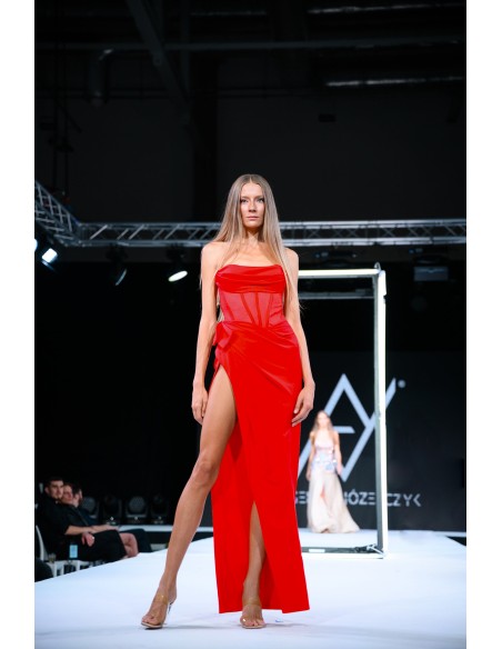 Vestido de fiesta largo con escote palabra de honor y abertura