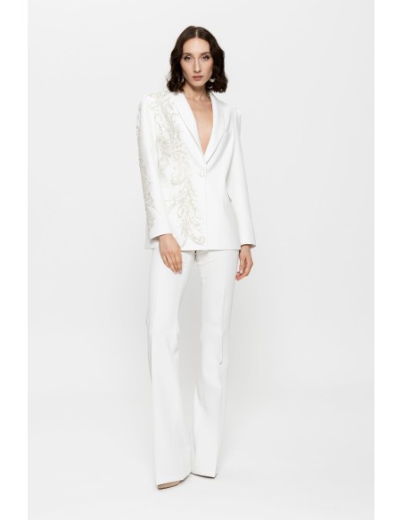 Tailleur pantalon blanc pour femme avec blazer brodé et détails argentés