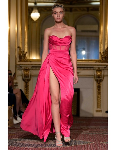 Robe longue de soirée rose avec encolure haute et fente haute sur la jambe
