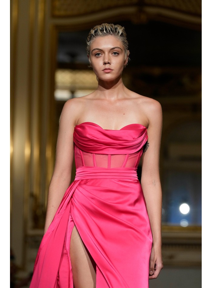 Vestido largo de noche rosa con escote y...
