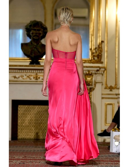 Robe longue de soirée rose avec encolure haute et fente haute sur la jambe