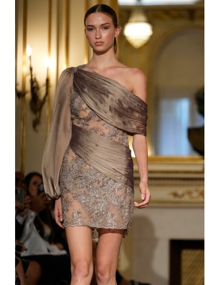 Robe asymétrique avec détails brodés et drapé dégradé dans les tons de terre