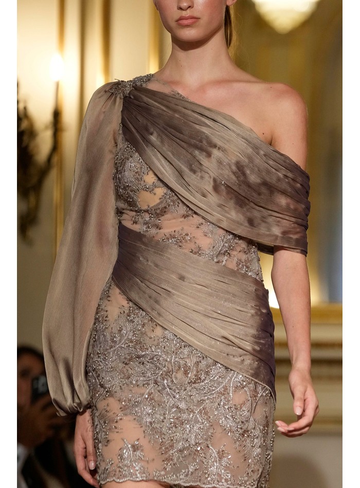 Vestido asimétrico con detalles bordados y...