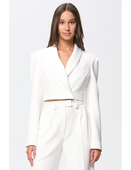 Blazer corta blanca de manga larga y estilo estructurado