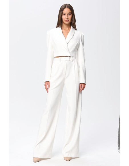 Blazer corta blanca de manga larga y estilo estructurado