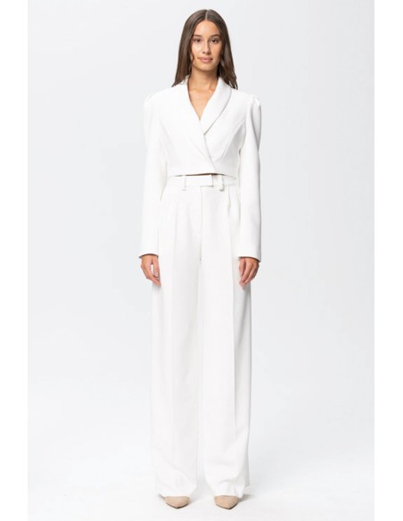 Blazer corta blanca de manga larga y estilo estructurado