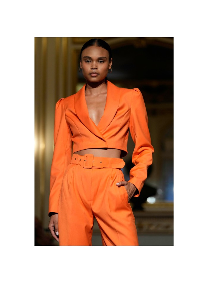 Blazer naranja corta con manga larga y abullonada