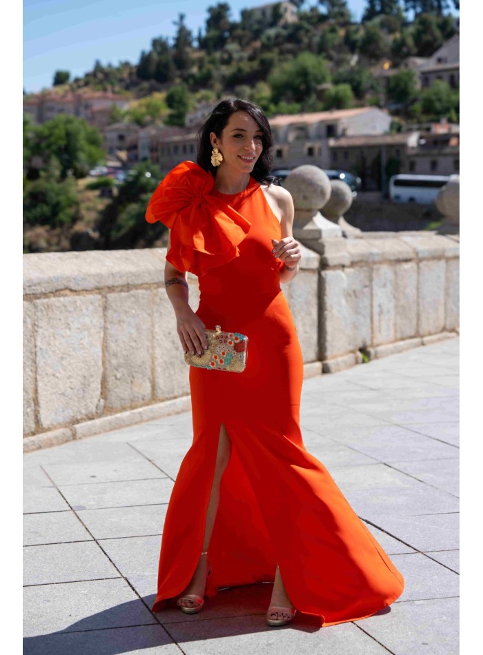 Robe longue de fête avec maxi laçage sur l'épaule