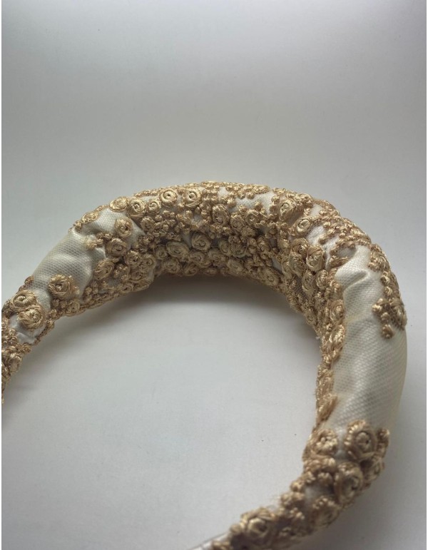 Diadema de novia cruda acolchada con bordado dorado 2