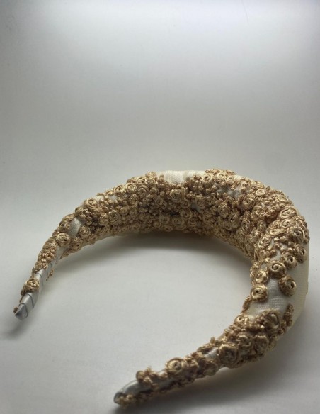 Diadema de novia cruda acolchada con bordado dorado