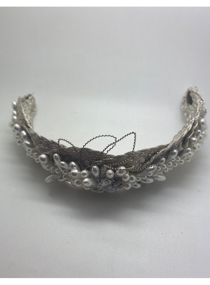 Cava coiffe de mariée tressée avec des perles