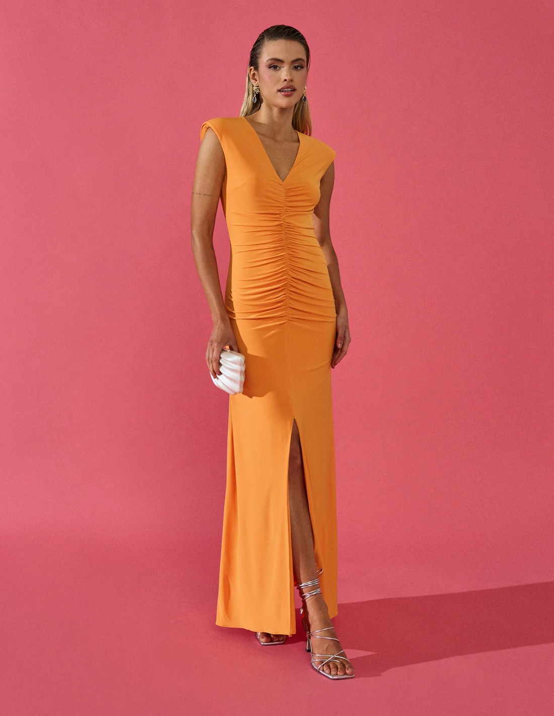 Long party dress with V-neckline and ruching | INVITADISIMA