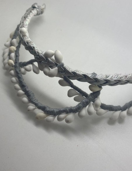 Tocado de fiesta plateado con pistilos blancos