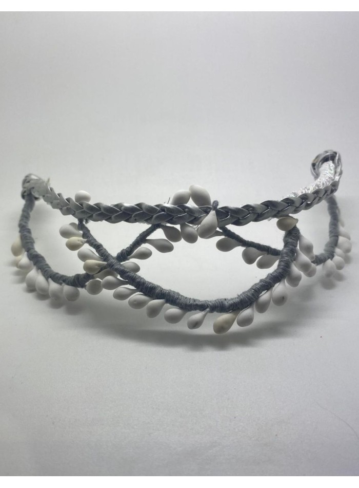 Tocado de fiesta plateado con pistilos blancos