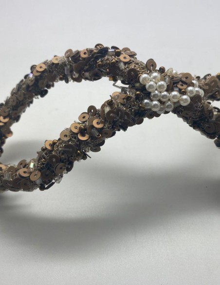 Tocado fantasía con lentejuela oro viejo y perlitas