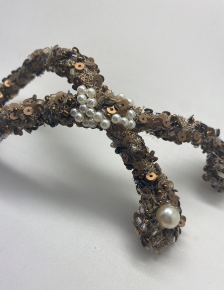 Coiffe fantaisie avec paillettes et perles vieil or