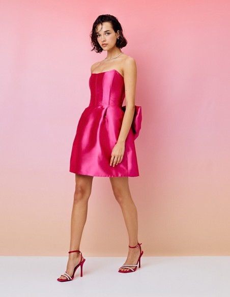 Mini robe avec encolure sans bretelles et maxi nœud