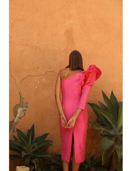 Robe de soirée midi avec encolure asymétrique et manches volantées