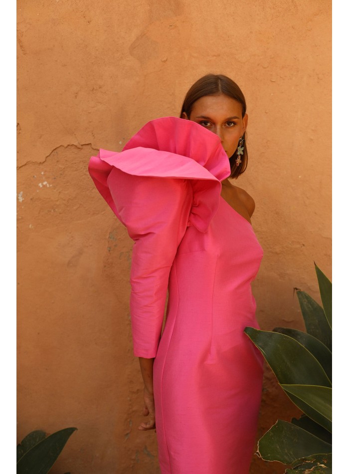 Robe de soirée midi avec encolure asymétrique...