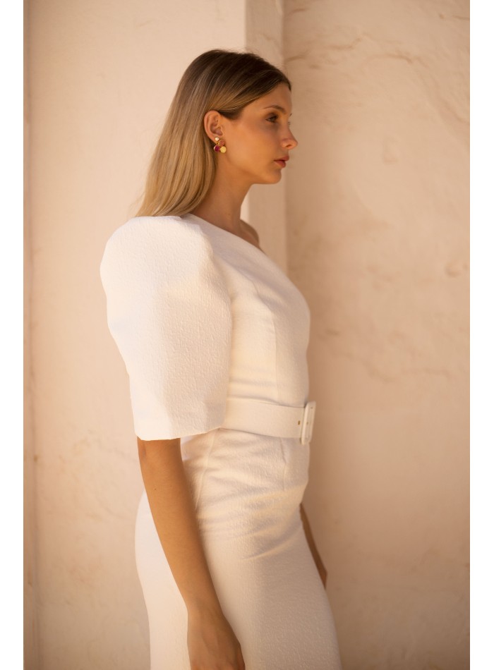 Vestido midi con escote asimétrico y corte a la cintura color blanco