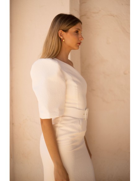 Vestido midi con escote asimétrico y corte a la cintura color blanco