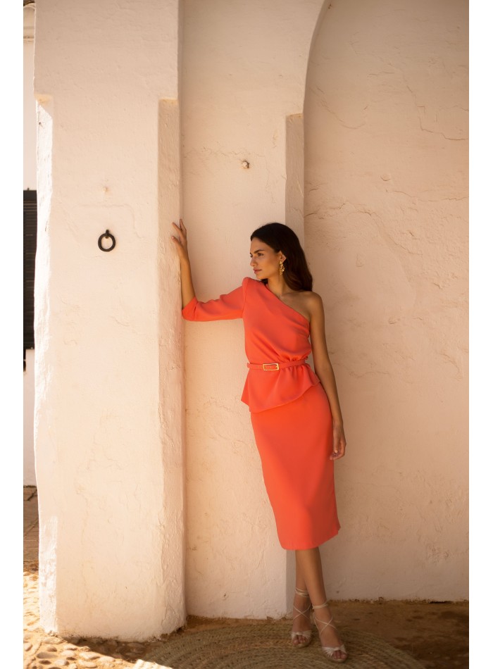 Conjunto con top asimétrico y falda midi de tubo