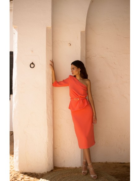 Conjunto con top asimétrico y falda midi de tubo