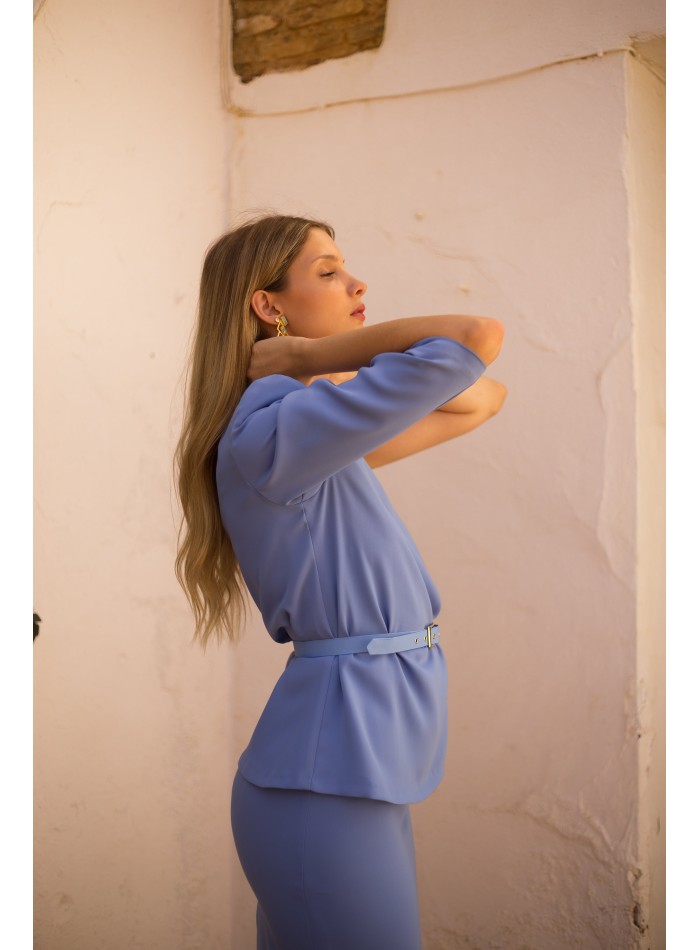 Conjunto de dos piezas con top asimétrico y falda recta azul