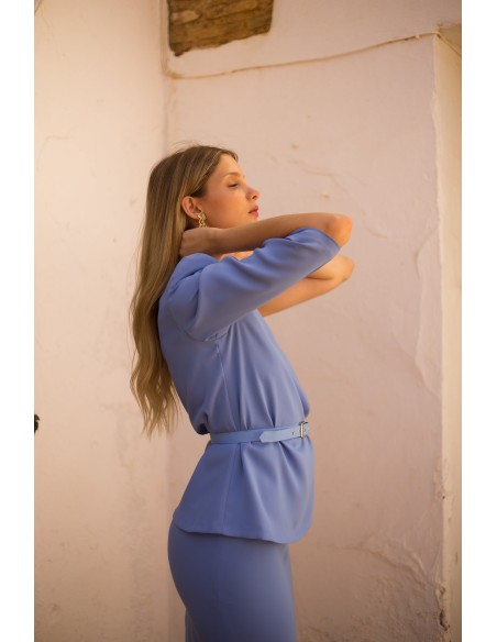 Conjunto de dos piezas con top asimétrico y falda recta azul Conjunto de dos piezas con top asimétrico y falda recta azul