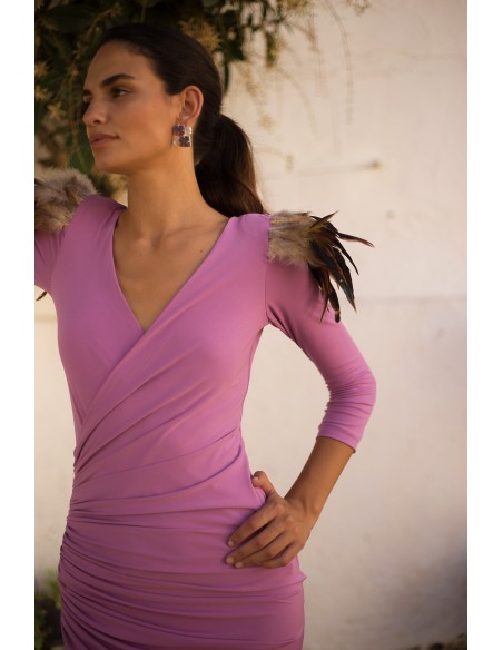 Vestido midi con escote cruzado y detalle plumas