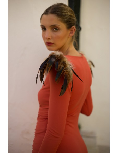 Vestido midi con escote cruzado y detalle de plumas