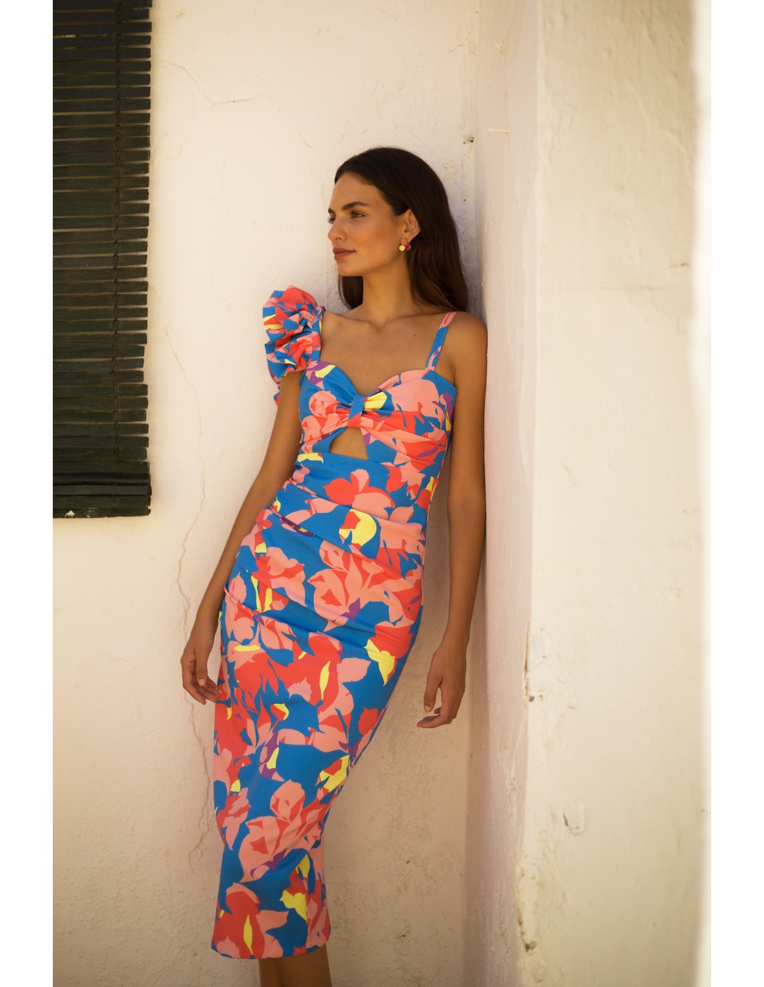 Tropical print midi party dress for daytime weddings | INVITADISIMA