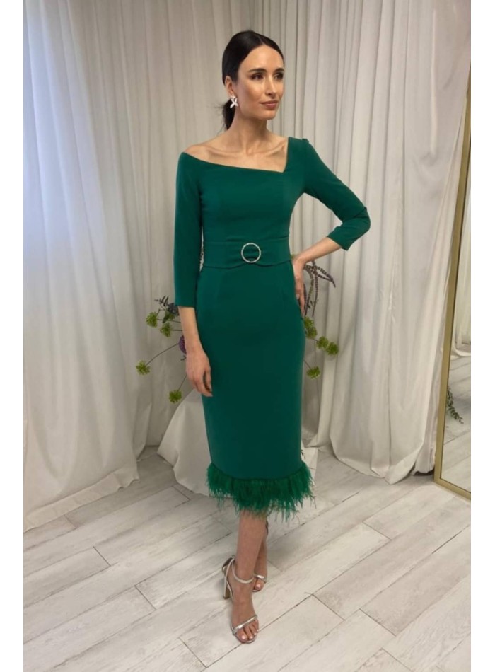 Vestido de fiesta midi con detalle cinturon y bajo de plumas verde botella