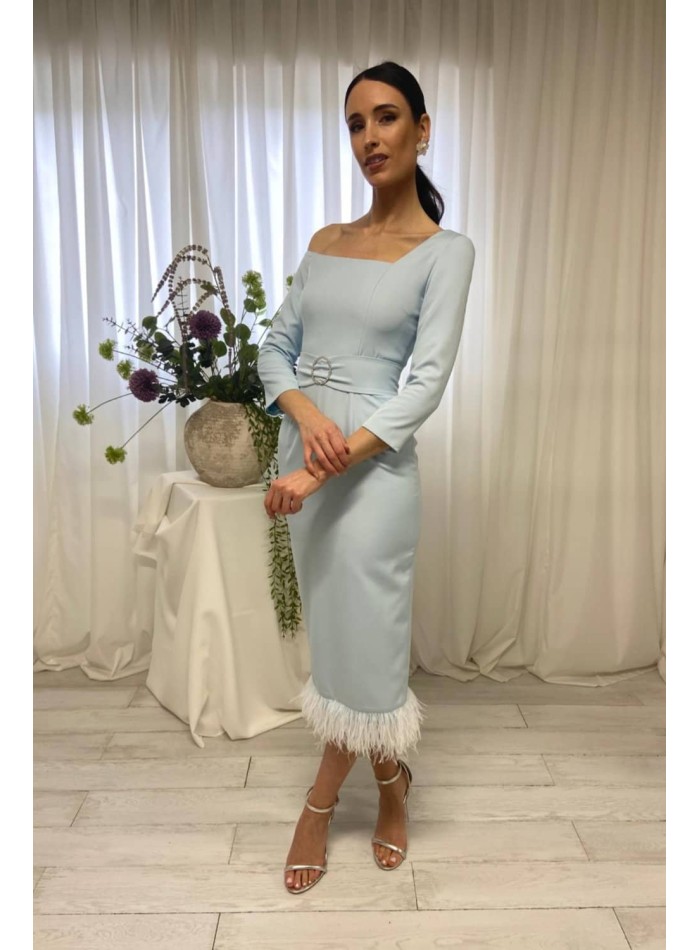 Vestido de fiesta midi con detalle cinturon y bajo de plumas verde botella