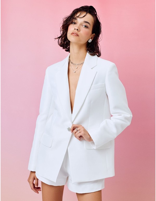 Chaqueta estilo blazer blanca con solapas y botón joya