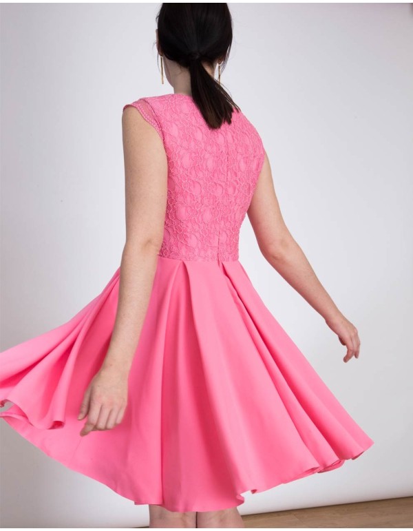 Vestido de fiesta corto de color rosa con cuerpo de encaje y detalle transparente de Lauren Lynn London para INVITADISMA 2