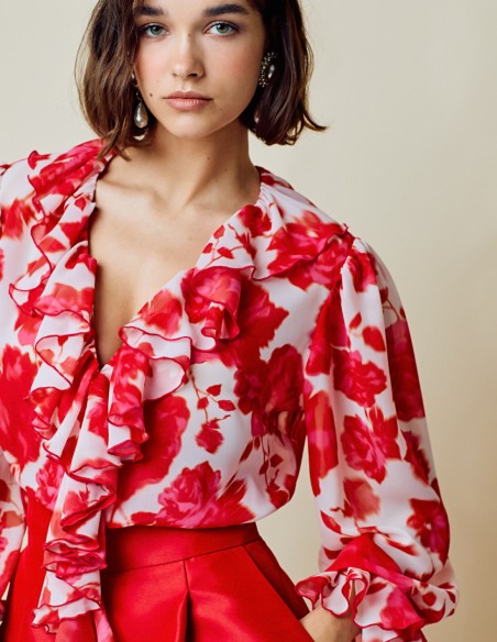 Blusa estampada con tejido fluido y detalle volante Blusa estampada con tejido fluido y detalle volante