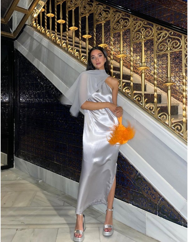 Robe de soirée midi en satin argenté avec encolure...