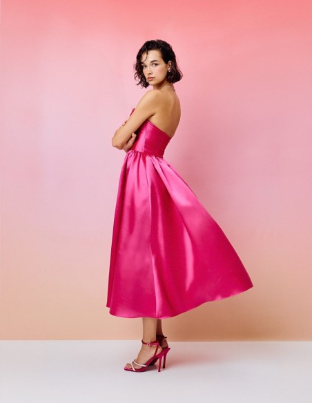 Robe de soirée midi avec encolure bandeau et jupe à volants