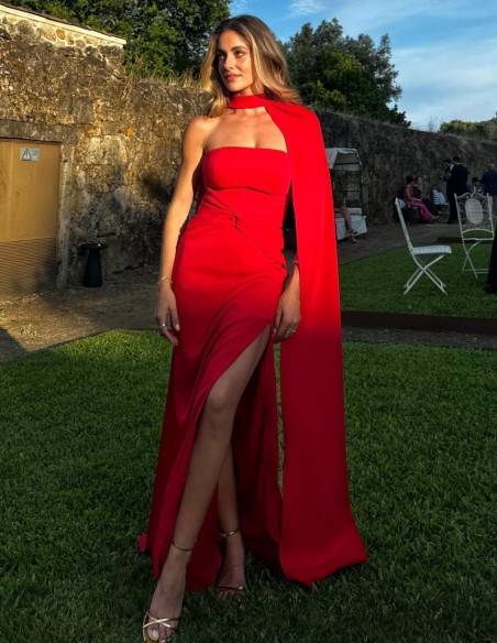 Robe longue de mariage avec ruchés et cape pour les invitées