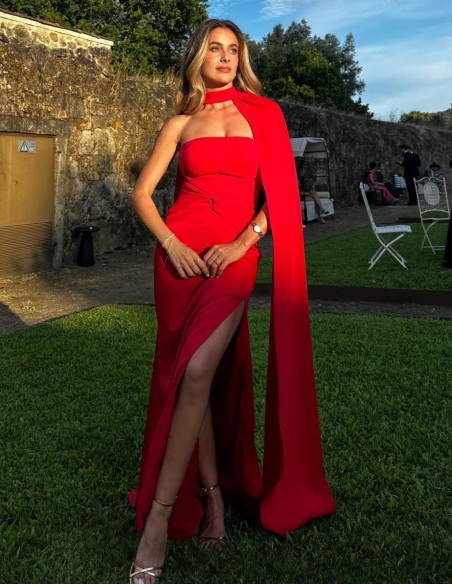 Robe longue de mariage avec ruchés et cape pour les invitées