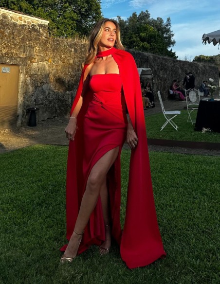 Robe longue de mariage avec ruchés et cape pour les invitées