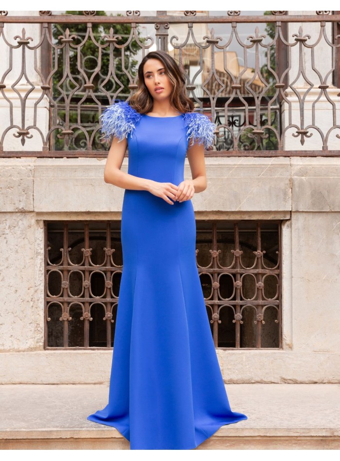 Vestido largo de fiesta sirena con hombros de plumas