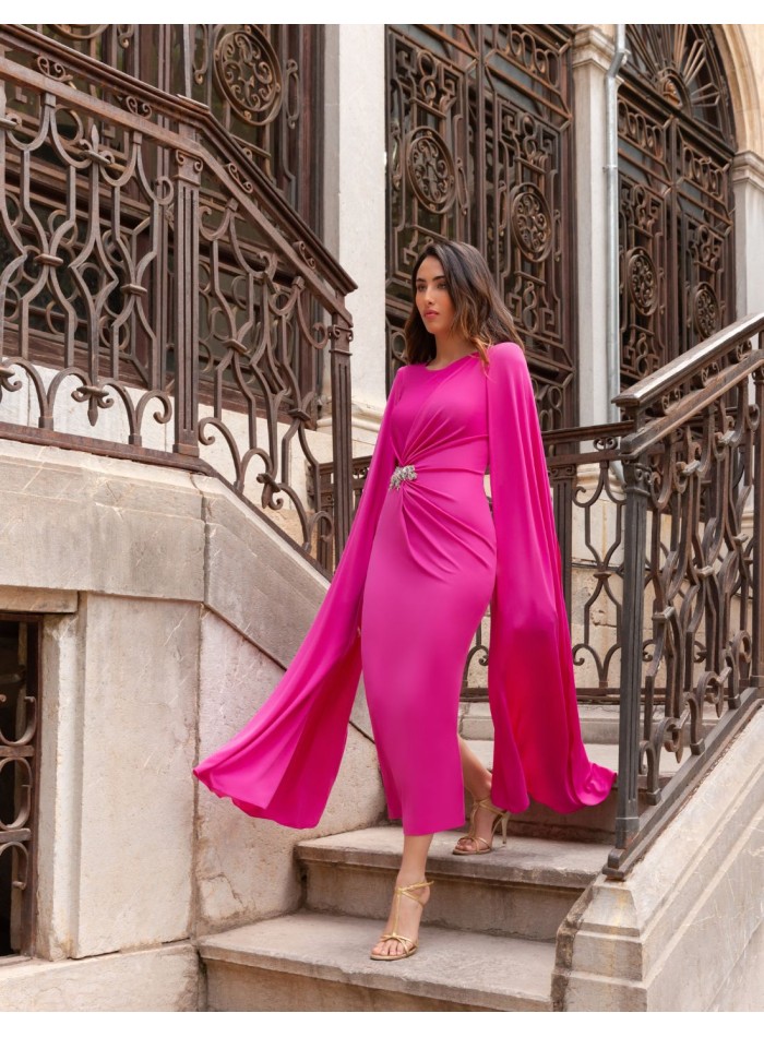Vestido midi de fiesta con manga larga capa y drapeado en la cintura