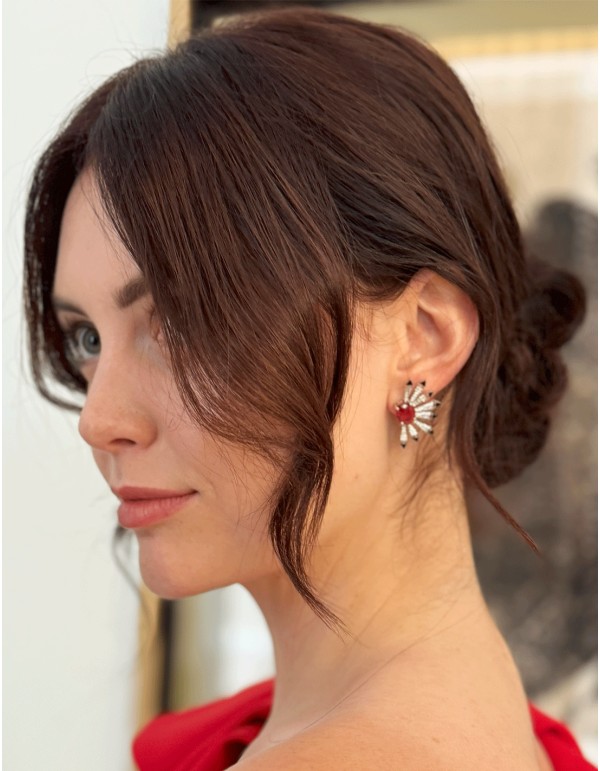 Pendientes de fiesta con forma de medio sol y circonitas rojo