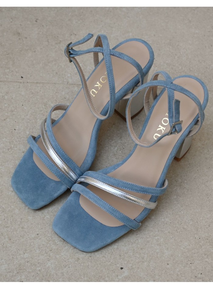 Sandalia de fiesta azul con tiras atadas al...