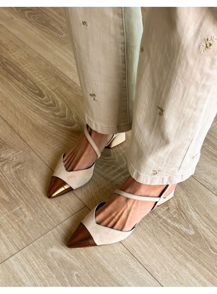 Beige suede party shoe with metallic tip