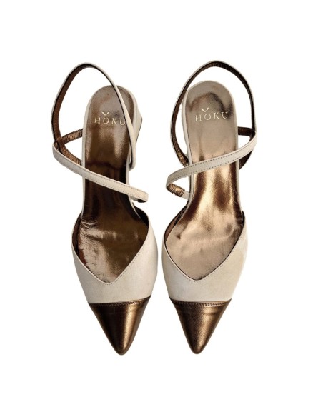 Zapato de fiesta de ante beige con punta metalizada