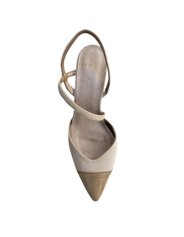 Zapato de fiesta de ante beige con punta metalizada 2